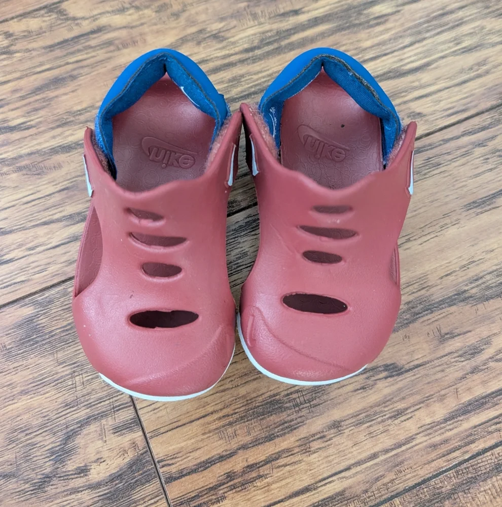 💥3/$24 Nike Sunray Red And Blue Sandal‎